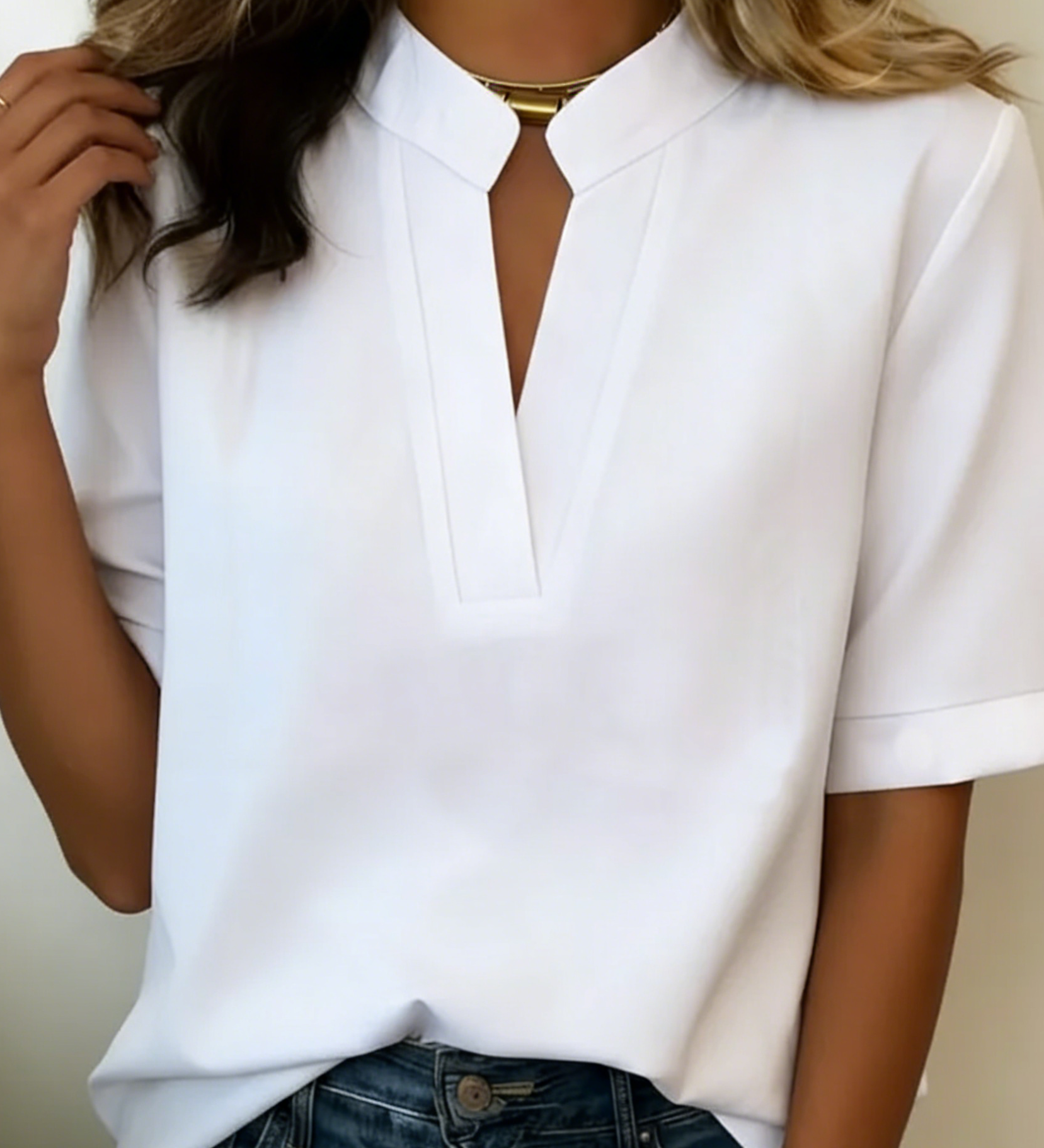Maria | Blusa Chic com Decote em V e Detalhe Dourado
